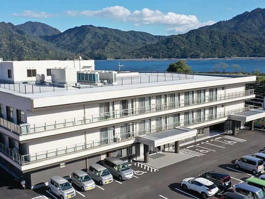 海沿いの建物外観  