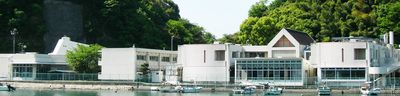 水辺に建つ施設外観