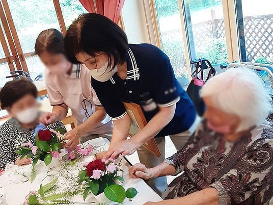 スタッフが入居者と交流