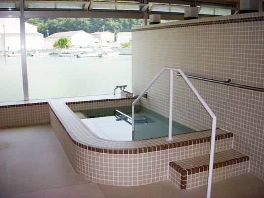 自然光が入る浴室