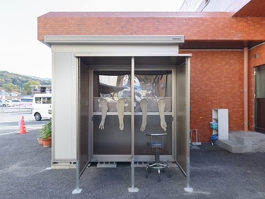 屋外の簡易洗浄室  