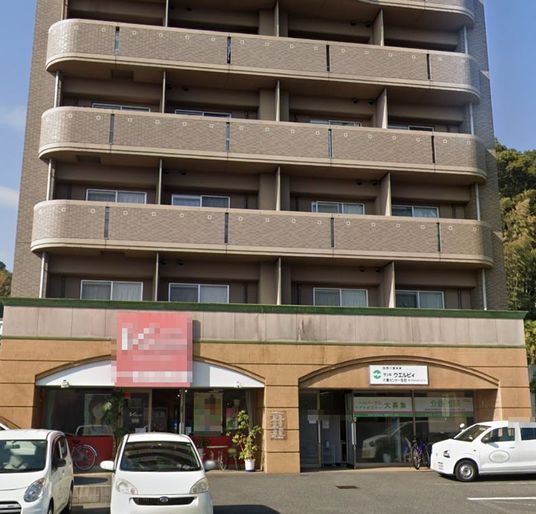 明るい建物の外観