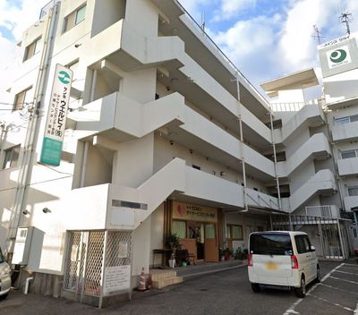 白い建物の外観