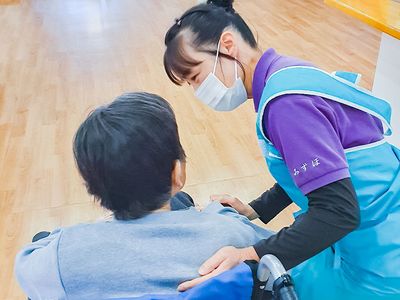 スタッフと利用者の様子