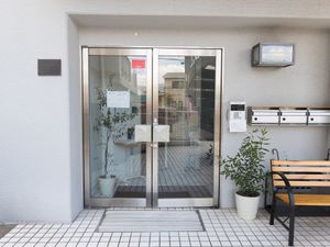 入り口と植栽のある風景