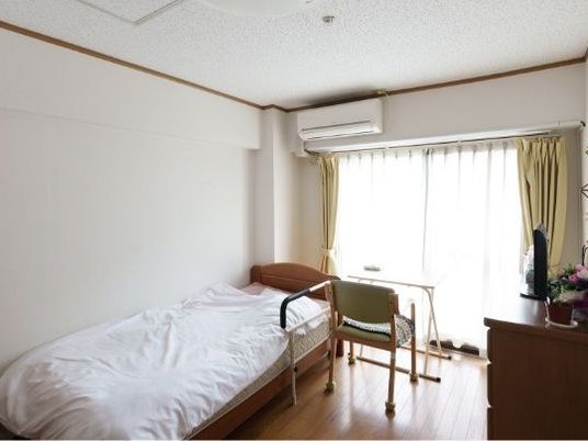 明るい居室のベッド  