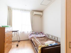 居室の明るい日中の様子