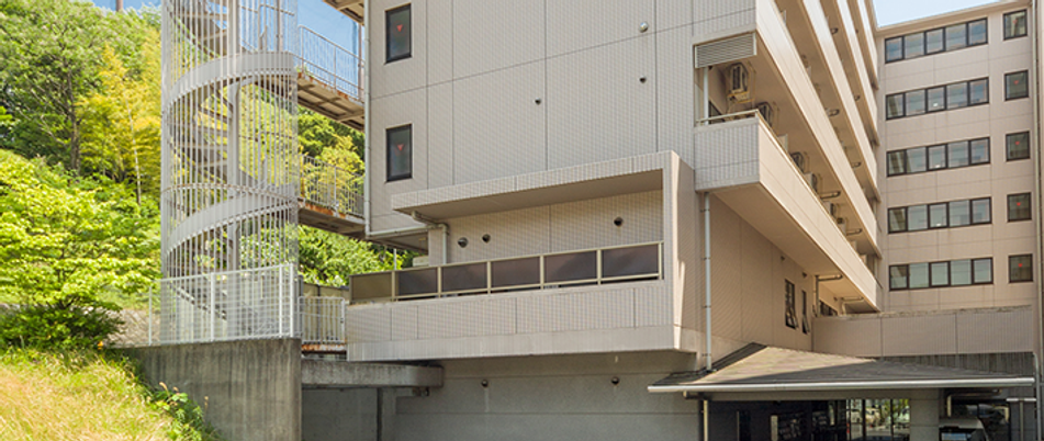 自然に囲まれた外観