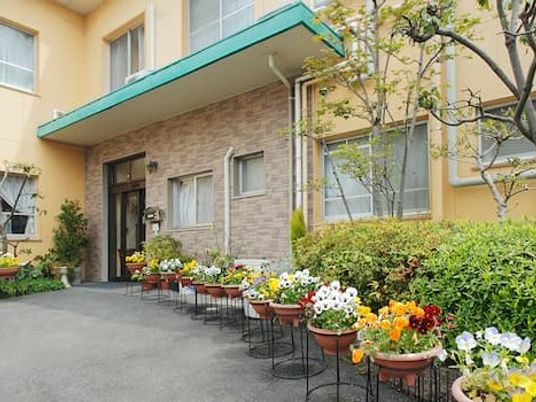 花の並ぶ建物外観  