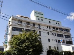 白い外観の建物