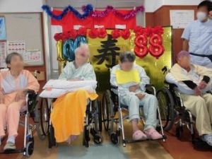 くつろぐ住人たちの居室