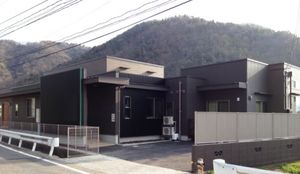 山に囲まれた外観