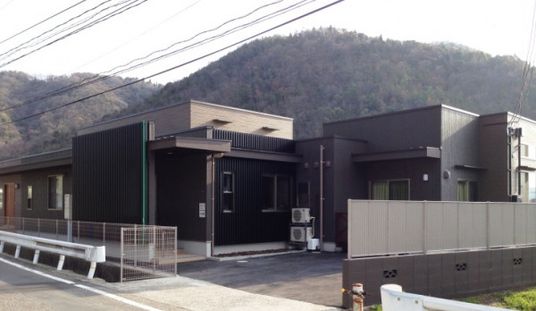 山に囲まれた外観