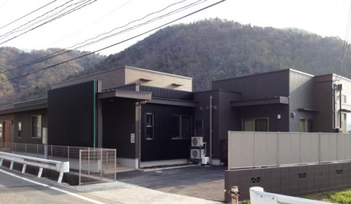 山に囲まれた外観