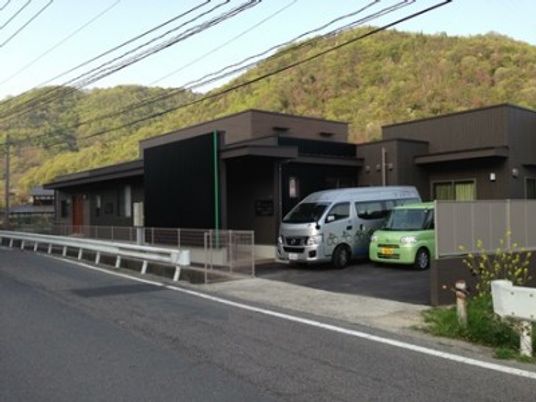 山並みを背にした建物外観  