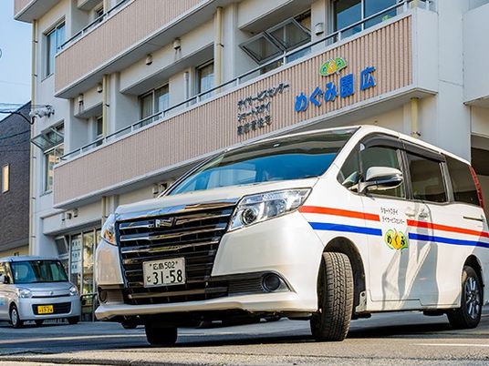 送迎車と建物外観  