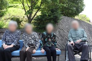 ベンチでくつろぐ人々中庭