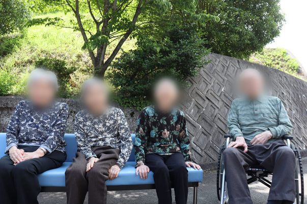 ベンチでくつろぐ人々中庭