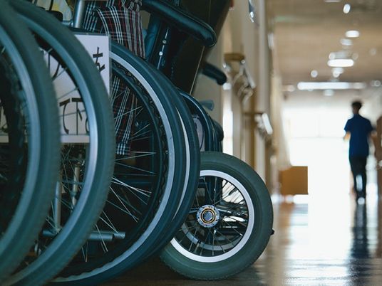 車いすが並ぶ廊下  