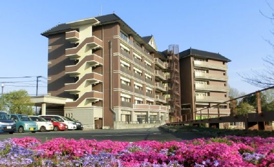 広い花壇のある建物外観