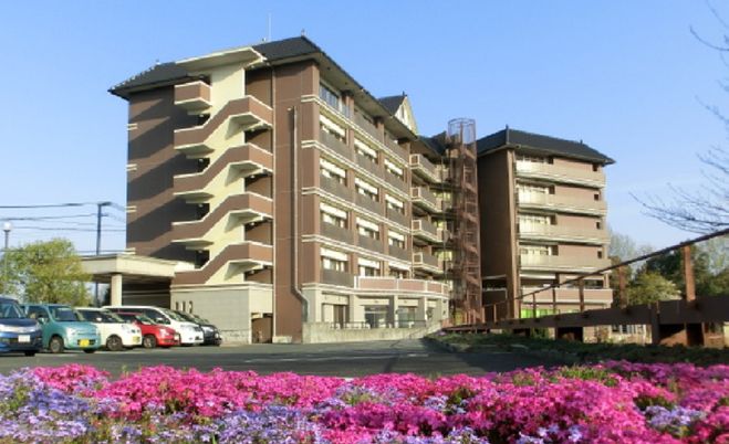 広い花壇のある建物外観