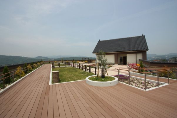 広々とした屋上庭園