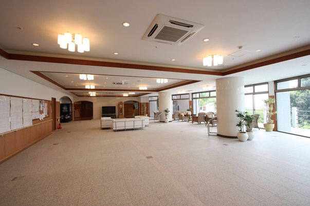 自然光が差し込むラウンジ