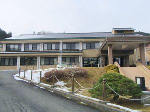 雪のある施設外観  