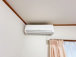 白いエアコンがある壁