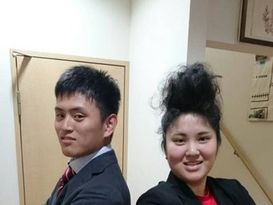 男女スタッフの廊下  