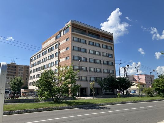 木々に囲まれた建物外観