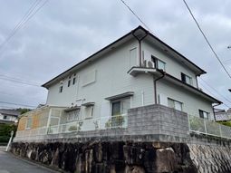 白い外壁の建物外観