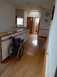 車椅子が置かれた廊下