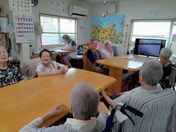 笑顔の入居者と活動室