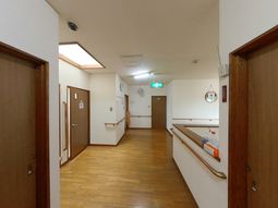 広々とした廊下の様子