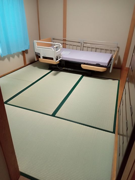 和室の居室とベッド