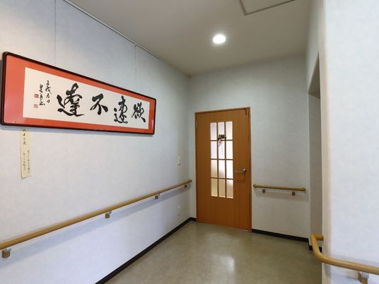 廊下に掛かる書の装飾