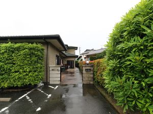緑に囲まれた建物入口
