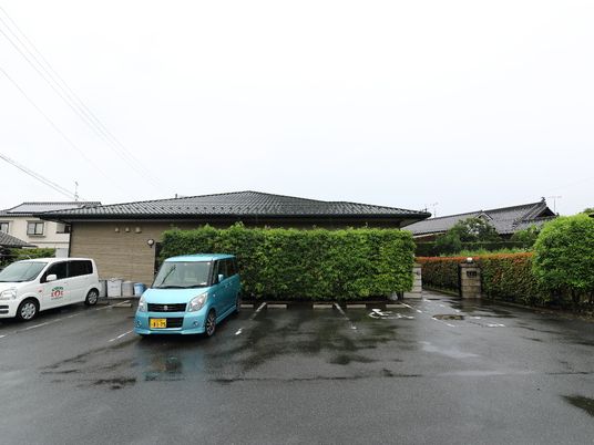 駐車場のある建物外観