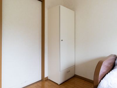 シンプルな居室のクローゼット