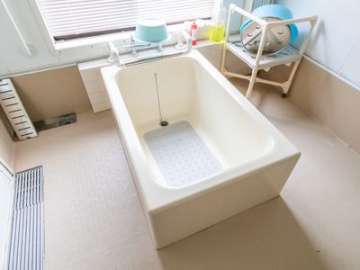バリアフリー設計の浴室