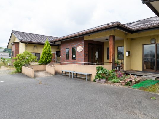 暖かみのある建物のエントランス
