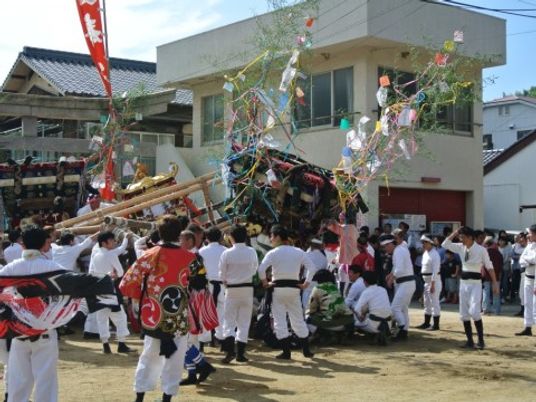 伝統的な行事に参加する職員