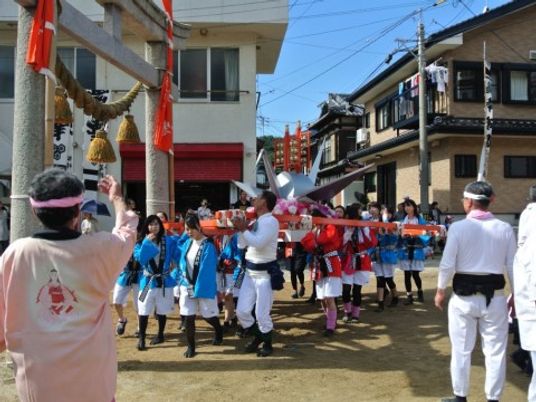 伝統的なお祭りの参加者