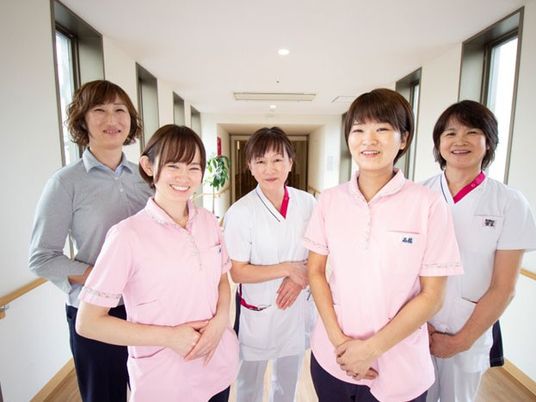 廊下に並ぶ職員  