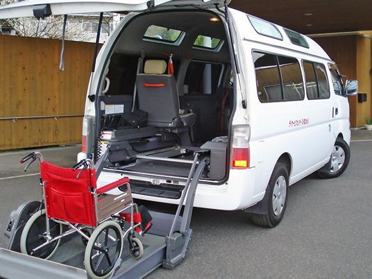 車椅子対応送迎車両外観  