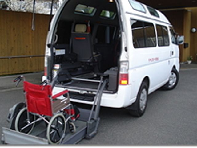 車椅子用リフト付き車両 外観 車椅子用リフトが備わった車両で、安全で快適な送迎が可能です。利用者の移動をスムーズにサポートします。