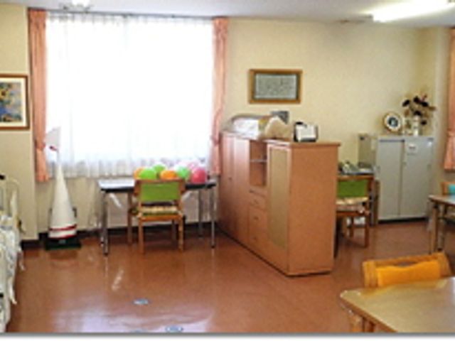 明るい室内の居室 居室 窓からたっぷりと自然光が差し込む、快適な居室です。家具が整然と配置されています。