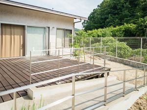 手すり付きテラス  