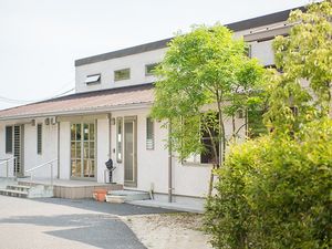 明るい施設の外観  